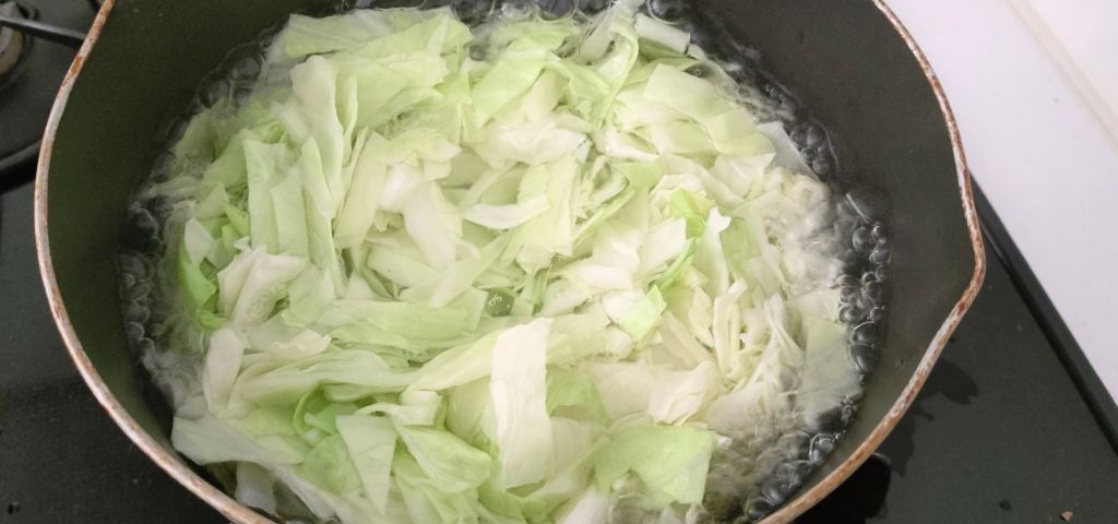 キャベツを下茹でしています