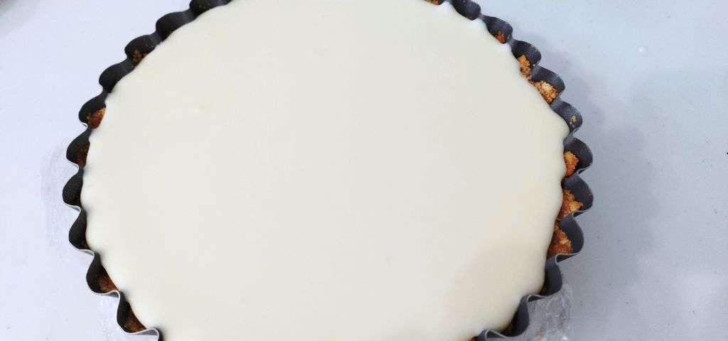 チーズクリームを型に流し入れました