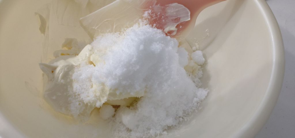 クリームチーズと砂糖を混ぜています