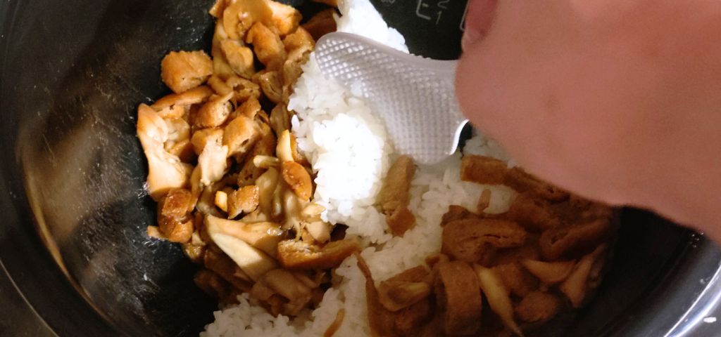 炊き立てのごはんに混ぜご飯の具を混ぜています