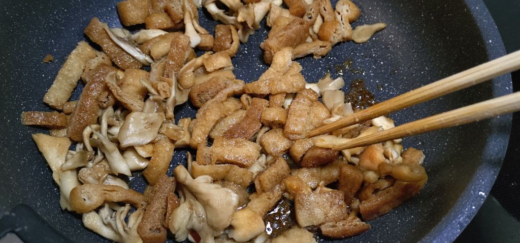 甘辛の調味料を入れて和えています
