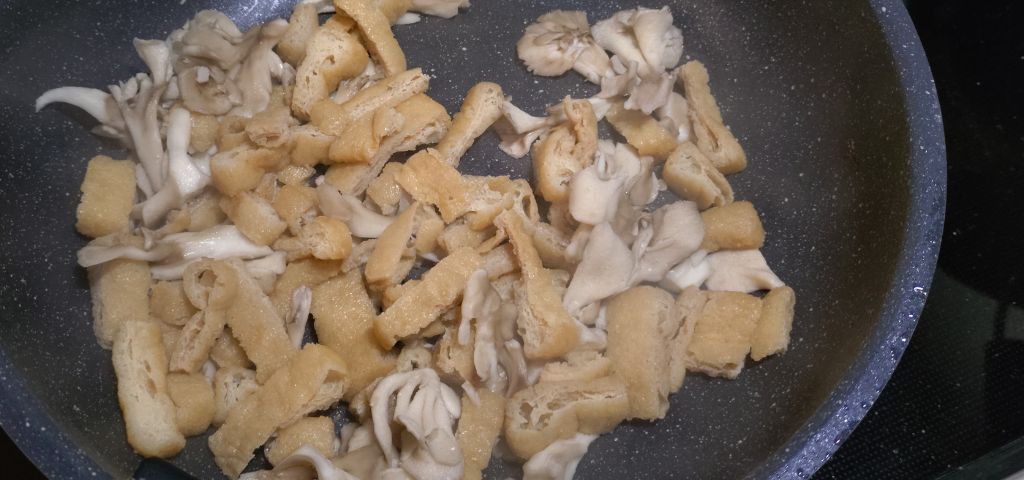 薄揚げと舞茸を炒めています
