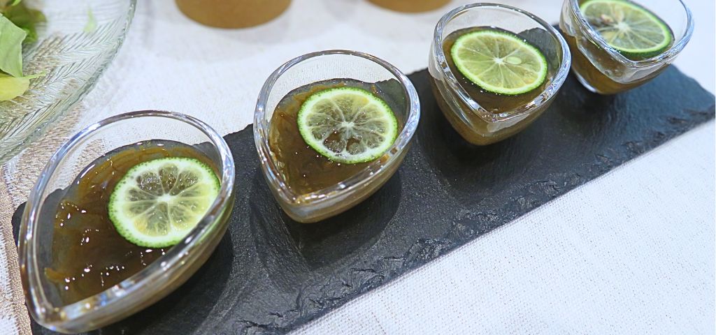 もずく酢にすだちのスライスを浮かべました