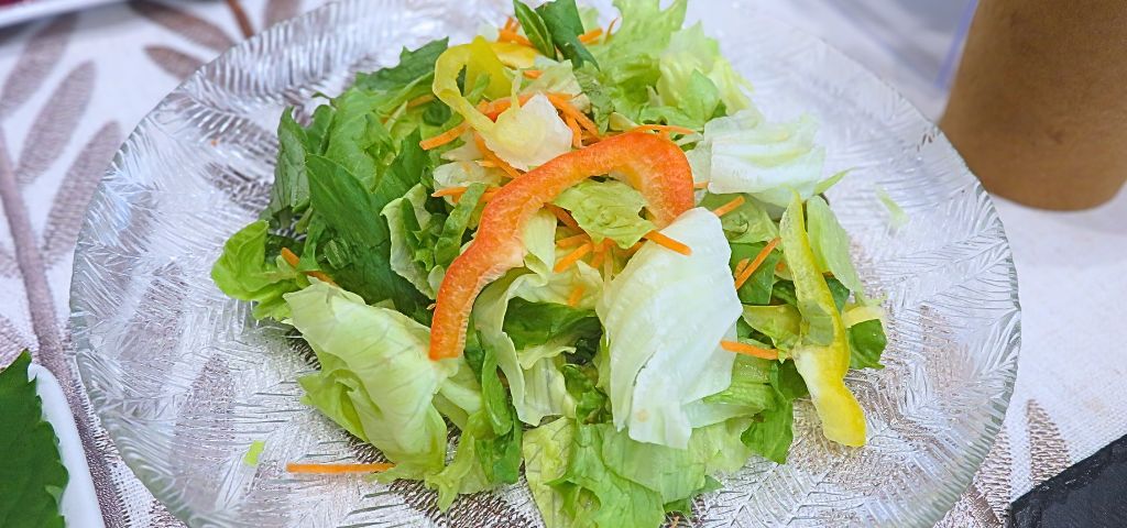 サラダはガラスプレートに盛り付けるとオシャレ