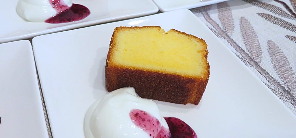 パウンドケーキにホイップとベリーソースを添えました