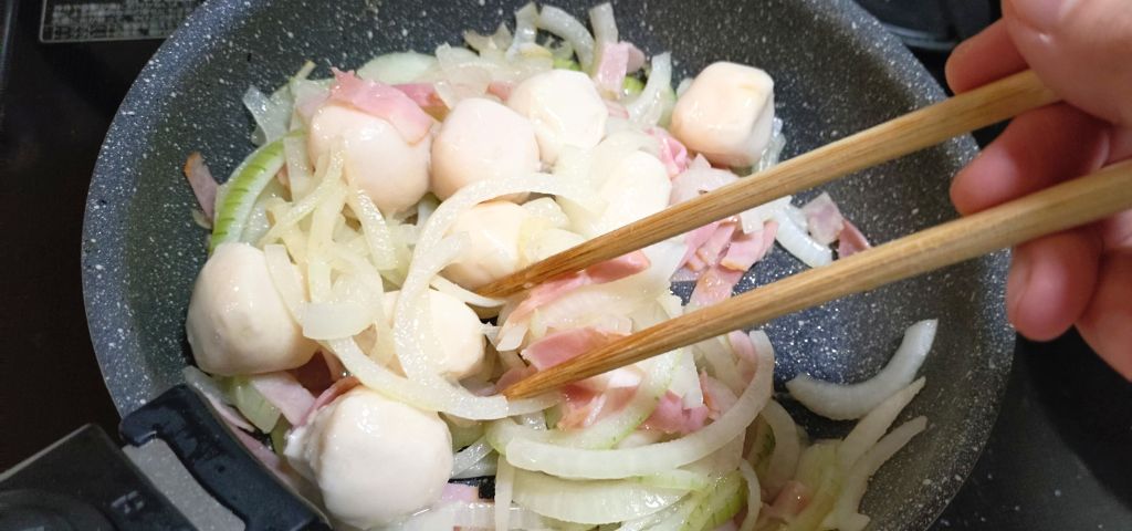 玉ねぎに火が通ったら、里芋を入れて油を全体になじませます