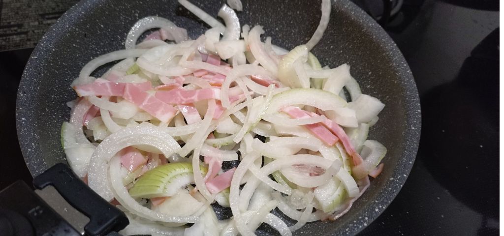 ベーコンと玉ねぎを炒めます