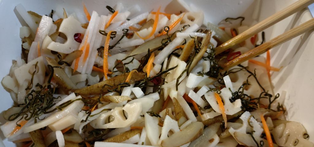 きざみ昆布と鷹の爪、根菜とマリネ液を混ぜています