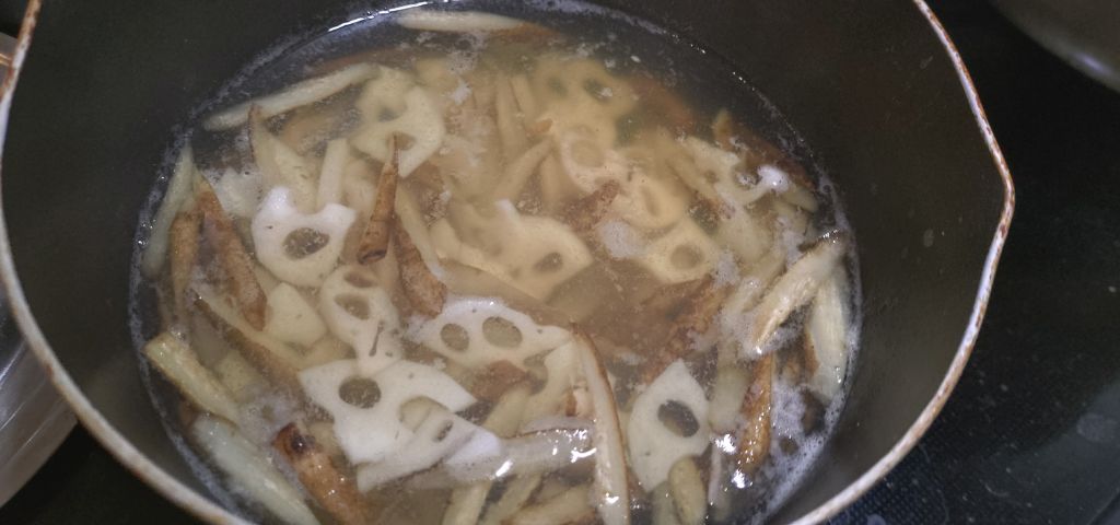 ごぼうとれんこんを湯がいています