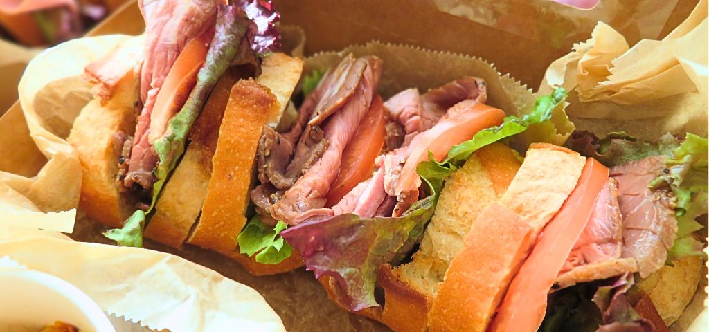 ローストビーフとトマトのサンドイッチ