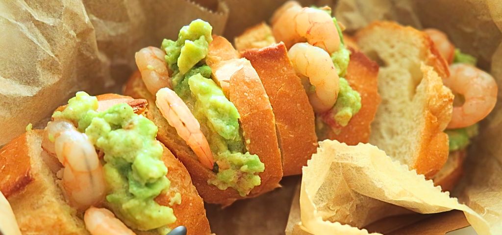 エビとワカモレ（アボカドディップ）のサンドイッチ