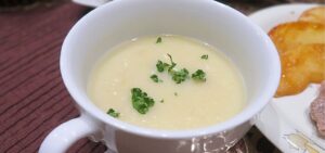 さつまいものポタージュ盛り付け