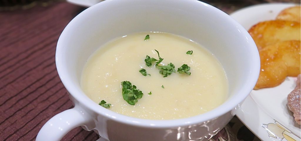 さつまいものポタージュ盛り付け