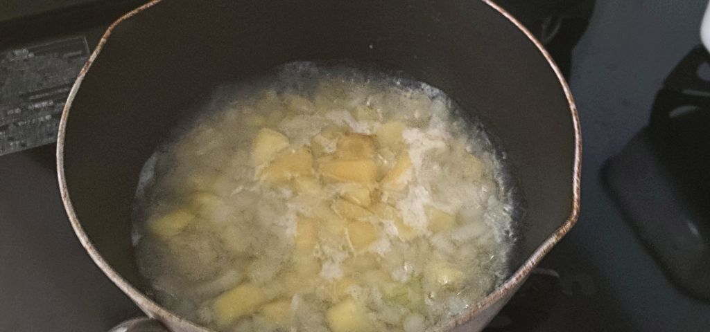 さつまいもと玉ねぎを茹でています