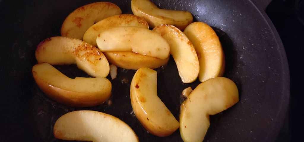 りんごをバターでソテーしています