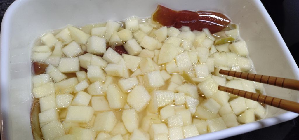 りんごを皮ごと煮ています