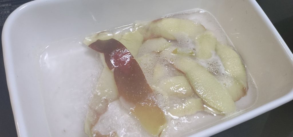 りんごの皮を煮て色だししています。