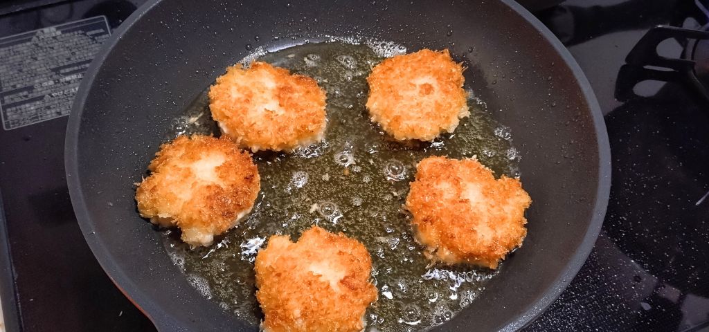 エビカツを揚げています