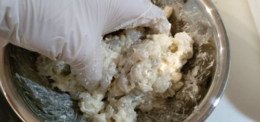 エビとはんぺん、調味料を混ぜています