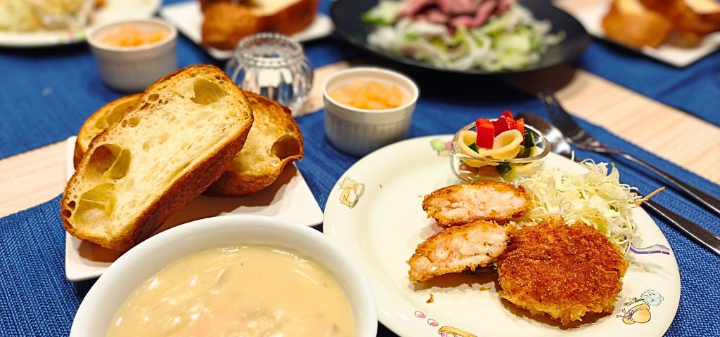 クリームシチューと付け合わせ、副菜の献立