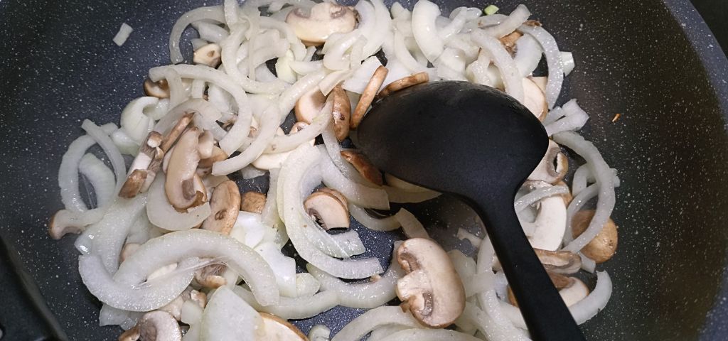 マッシュルームと玉ねぎを炒めています