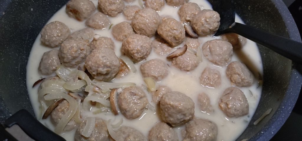 ミートボールをホワイトソースに絡めています