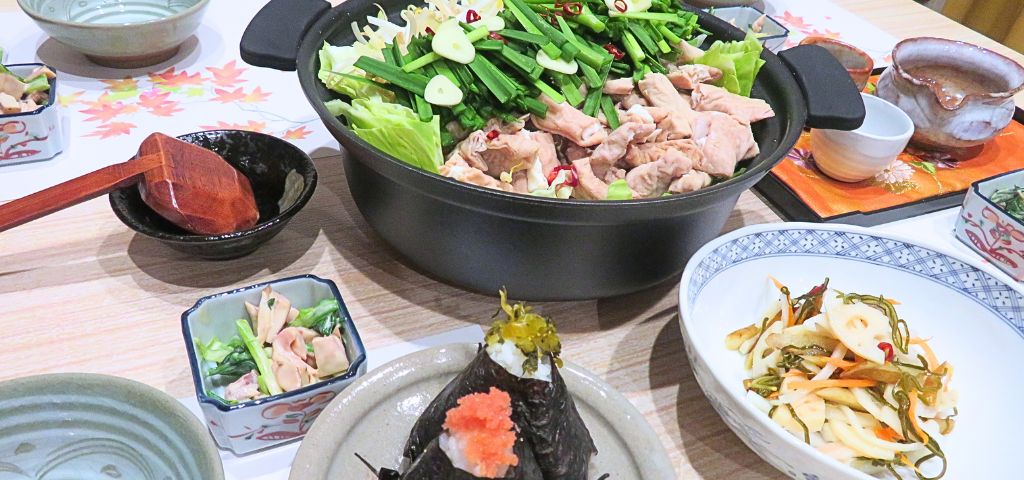 もつ鍋と明太子おにぎり、高菜おにぎりの献立