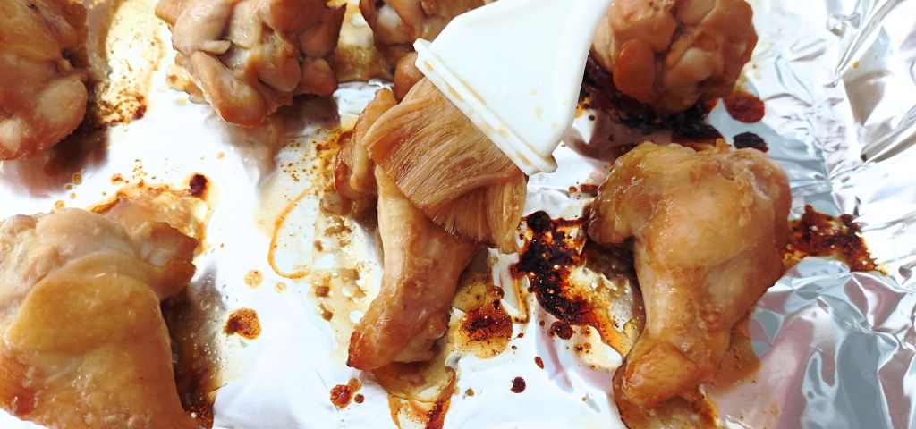 手羽元ローストチキン、タレを上塗りしています
