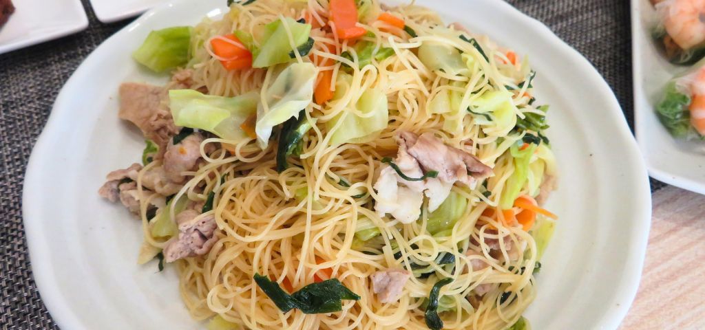 焼きビーフンの盛り付け