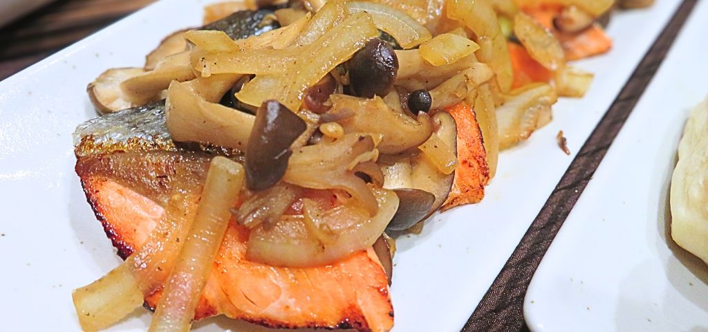 秋のパーティー献立:鮭ときのこのバタぽん炒め