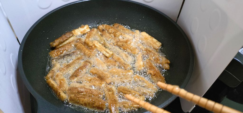 ごぼうの唐揚げを揚げ焼きしています