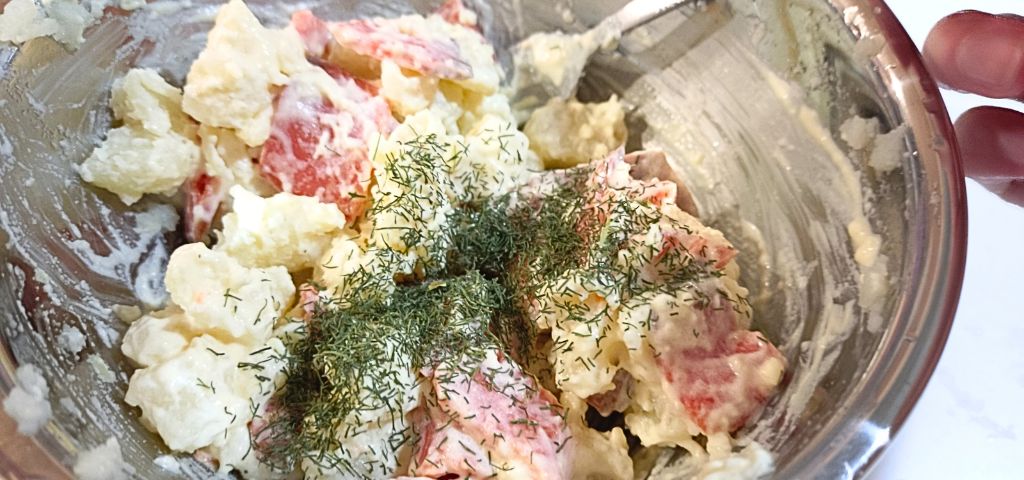 じゃがいも、サーモン、ディルを混ぜています