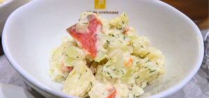 スモークサーモンとディルのポテトサラダ盛り付け