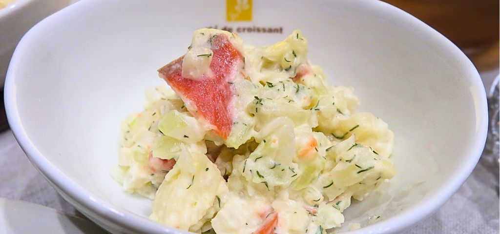 スモークサーモンとディルのポテトサラダ盛り付け