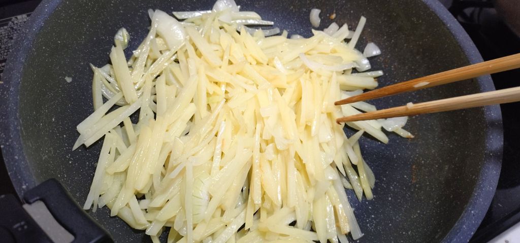 じゃがいもと玉ねぎをバターで炒めています