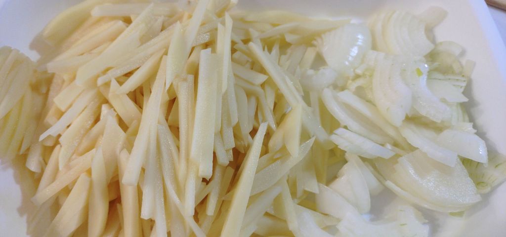 じゃがいもを千切りに、玉ねぎを薄切りにしました