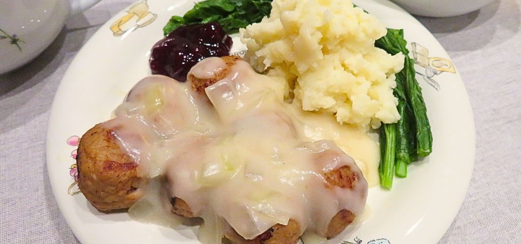ホワイトソースをかけた北欧風ミートボール