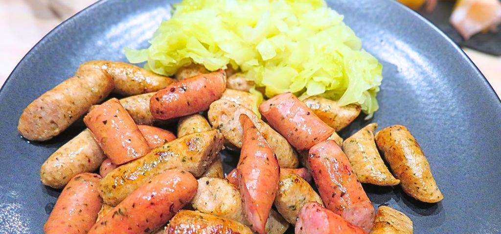 ソーセージ盛り合わせとキャベツのマリネ