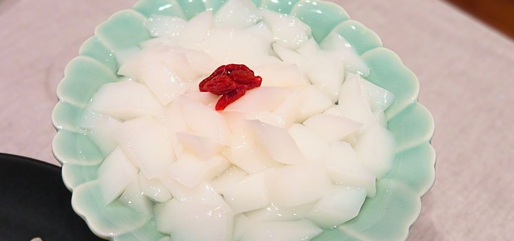 業務スーパーで買った杏仁豆腐とクコの実