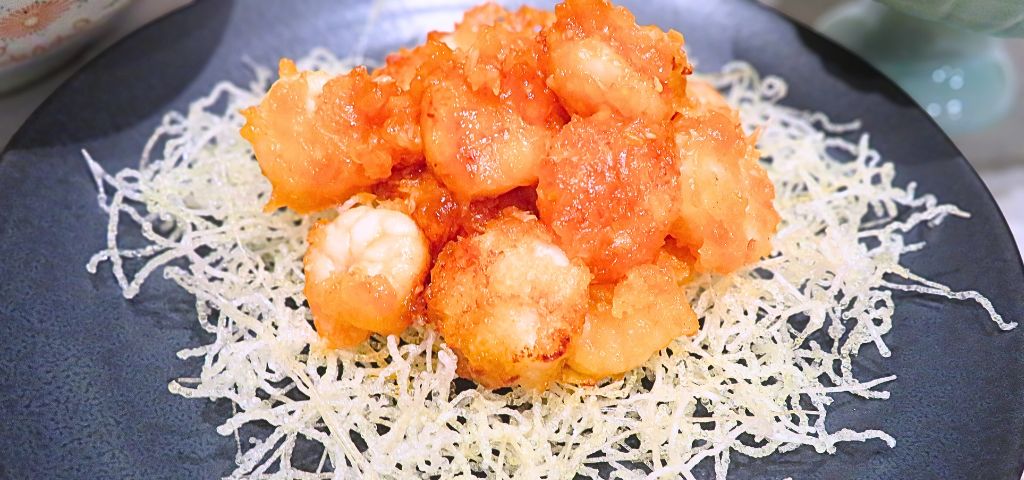 揚げ春雨の上にエビチリを盛り付け