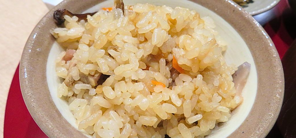鶏五目炊き込みご飯の盛り付け