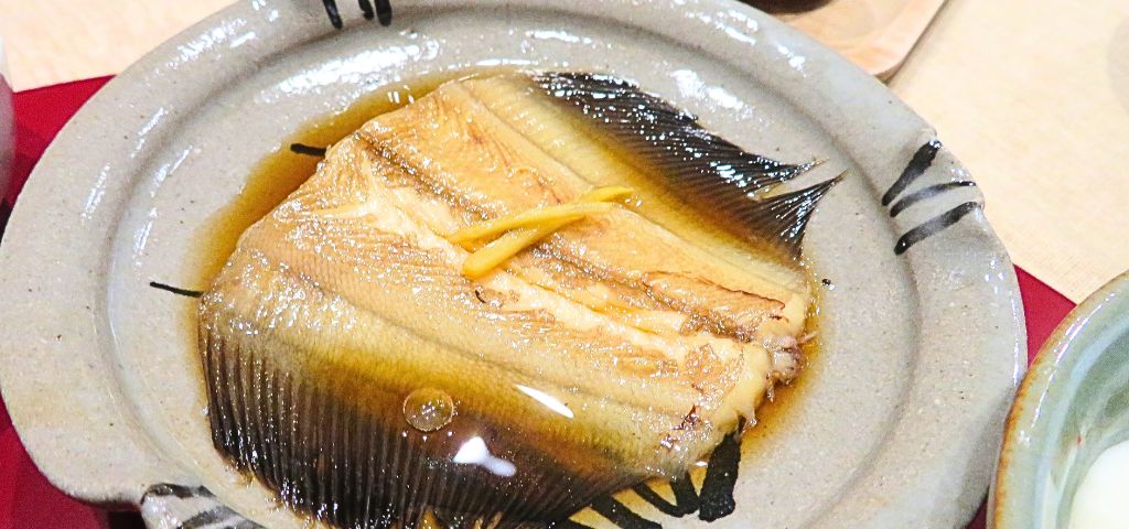 カレイの煮つけ盛り付け