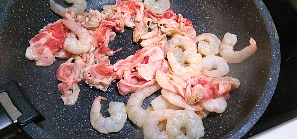 肉とエビだけを先に炒めています