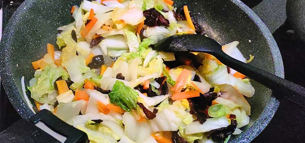 野菜を塩コショウで炒めています