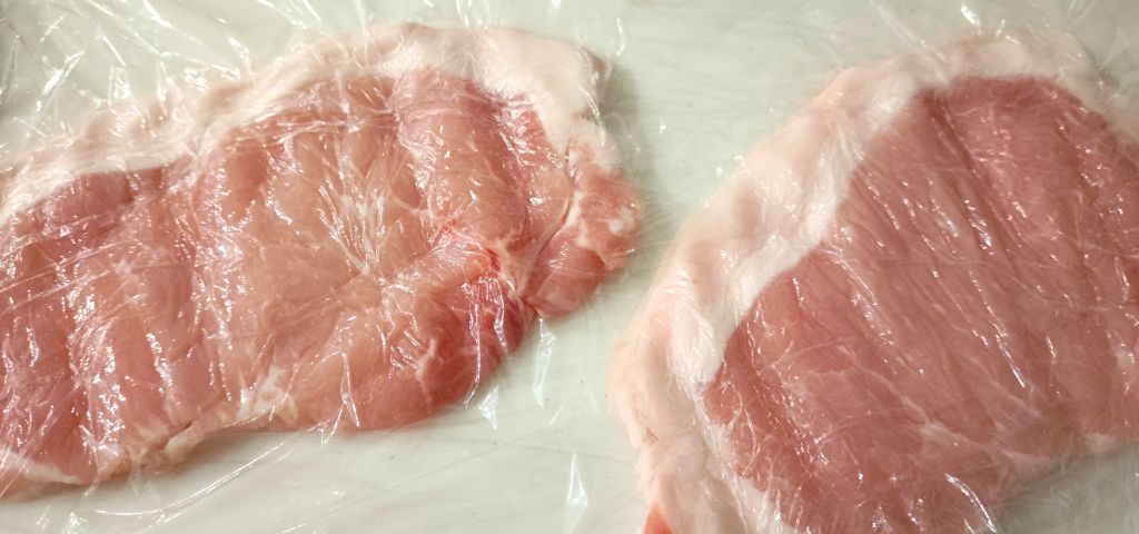 豚ロース肉を叩いて伸ばしました