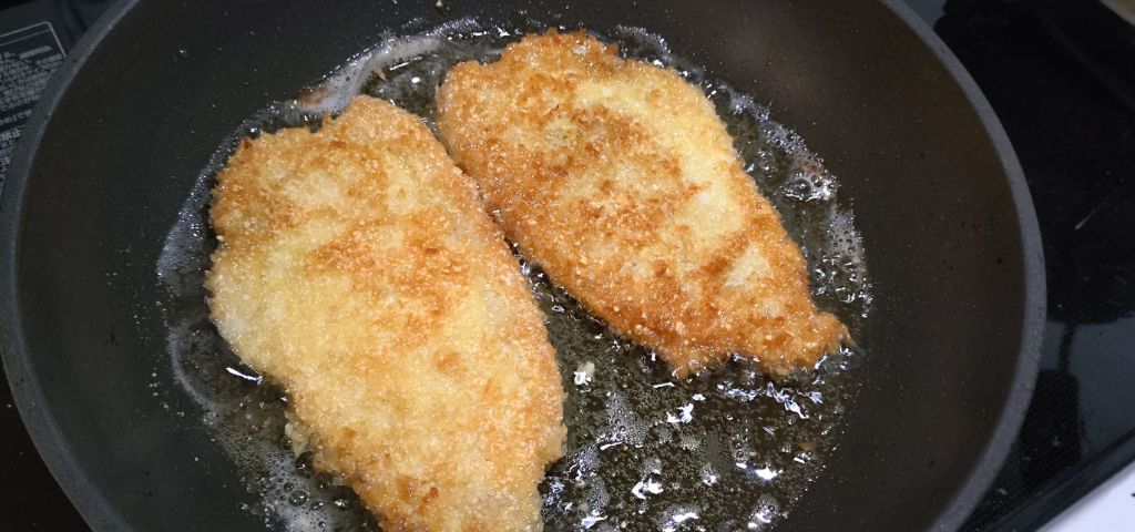 カツレツを揚げています