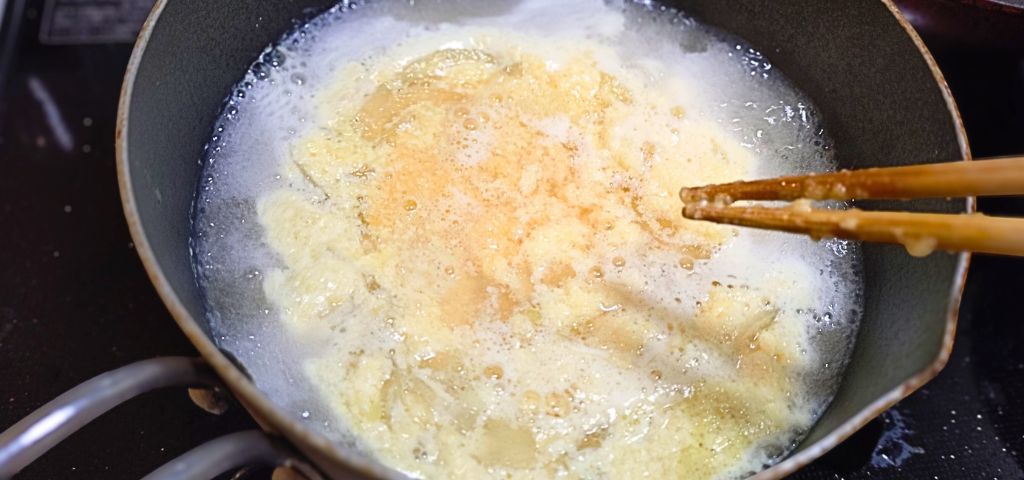 沸騰したスープに卵液を一気に入れます