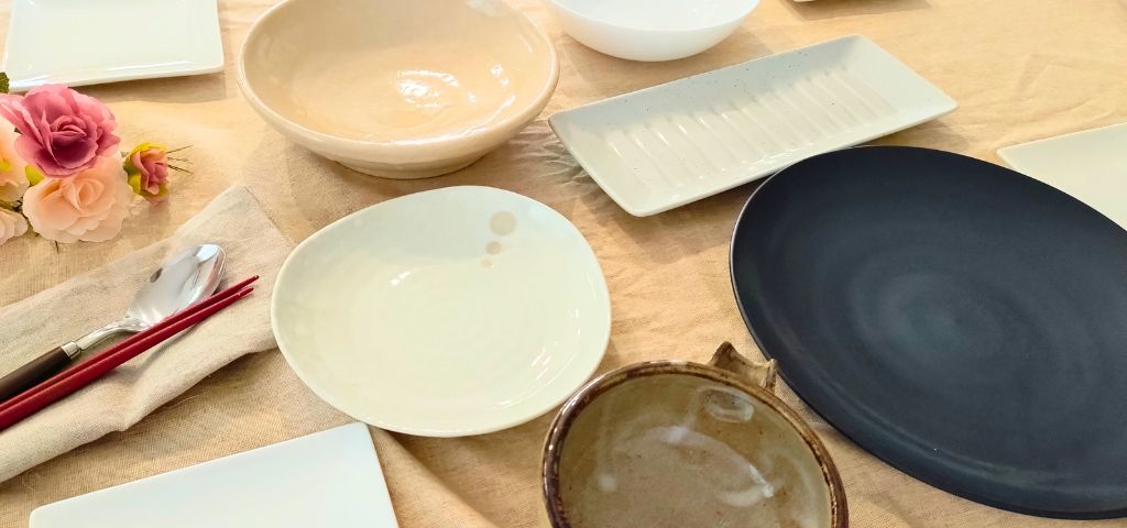 作り置き中華料理を盛り付ける、おもてなし用のテーブルコーディネート