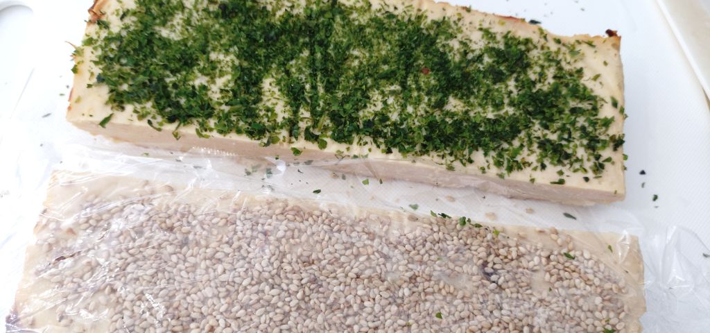 焼いた鶏ひき肉に白ごまと青のりをかけました