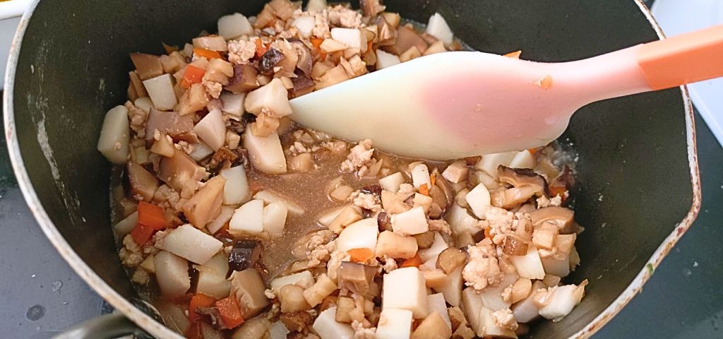 春巻きの具材を煮詰めています